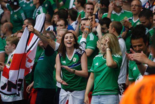 欧洲杯预选推荐爱尔兰（欧洲杯爱尔兰球迷唱歌）